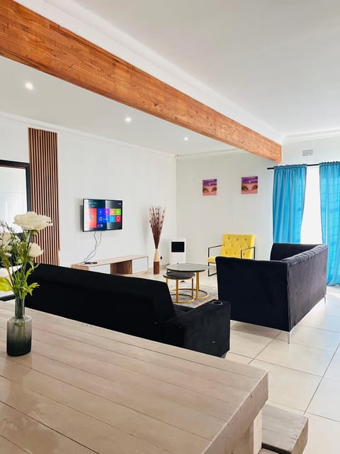 Communal lounge/ TV room, TV and multimedia, Living room, Seating area, Evening entertainment