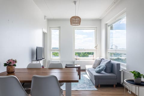 TV and multimedia, Living room, Seating area, Dining area