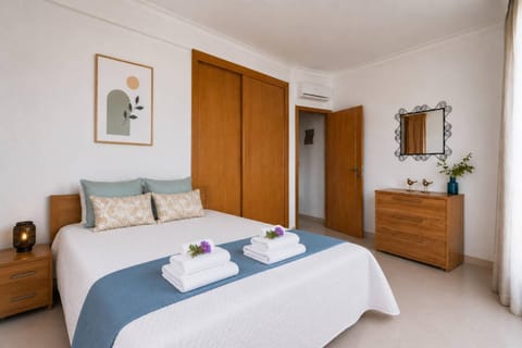 Bed, Bedroom, towels, wardrobe
