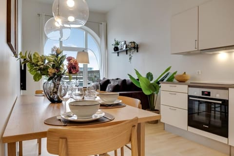 Kitchen or kitchenette, Living room, Seating area, Dining area, dishwasher, stove