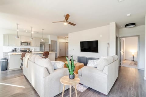 TV and multimedia, Kitchen or kitchenette, Living room, Seating area