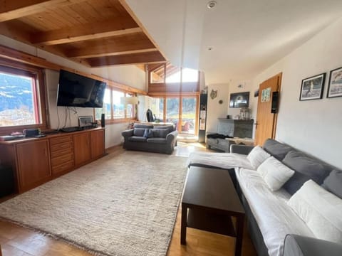 Communal lounge/ TV room, TV and multimedia, Living room, Seating area, Evening entertainment