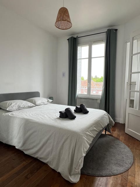 Bedroom, towels