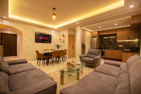 TV and multimedia, Kitchen or kitchenette, Living room, Seating area, Dining area