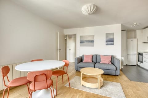 Kitchen or kitchenette, Living room, Seating area, Dining area