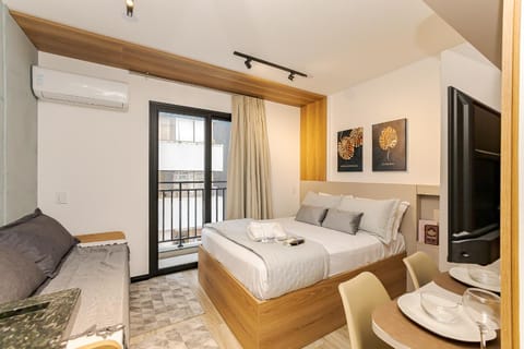 Bed, TV and multimedia, Living room, Photo of the whole room, Bedroom, air conditioner