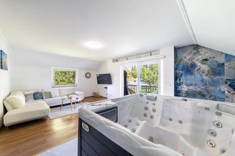 Hot Tub, TV and multimedia, Photo of the whole room, Seating area, Bath