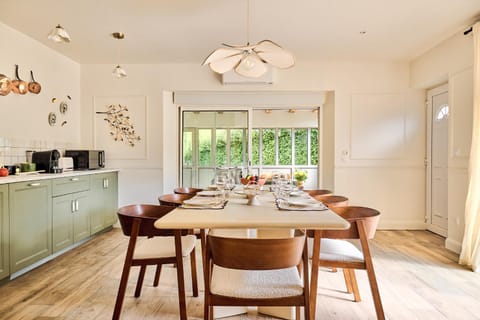 Kitchen or kitchenette, Dining area