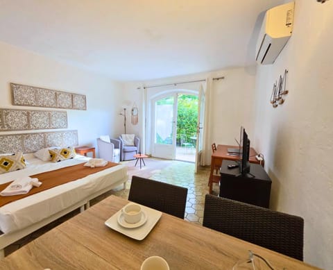 Bed, Seating area, Dining area, air conditioner