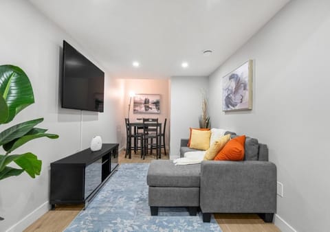 TV and multimedia, Living room, Seating area, Evening entertainment