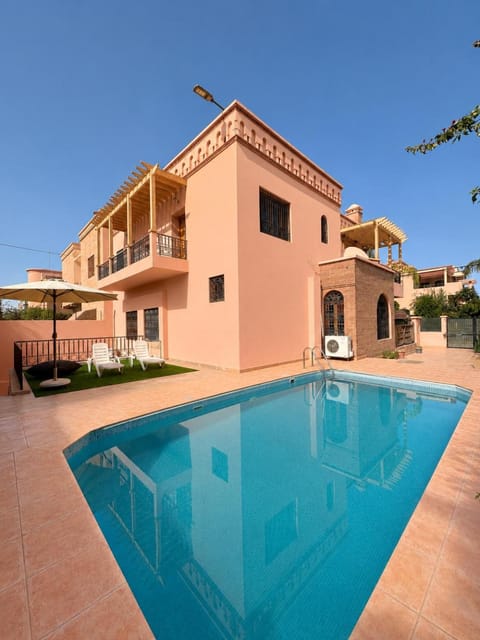 Property building, Day, Swimming pool, sunbed