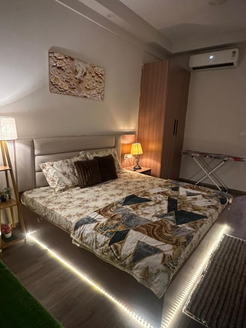 Bed, Living room, Photo of the whole room, Seating area, Bedroom, wardrobe, air conditioner