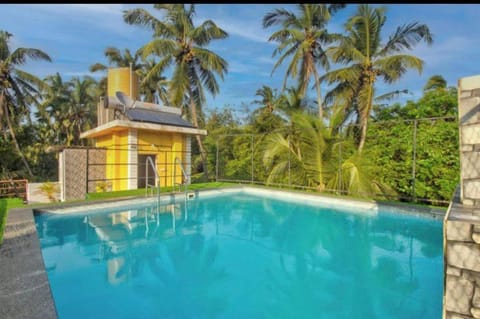 Property building, Day, Garden, Garden view, Pool view, Swimming pool, sunbed