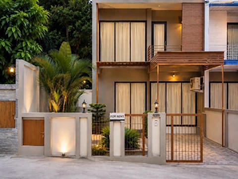 Property building, Day, Balcony/Terrace