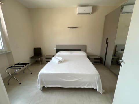 Bed, Photo of the whole room, Bedroom, air conditioner