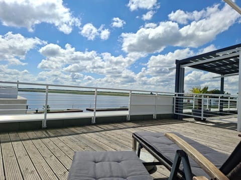 Property building, View (from property/room), Balcony/Terrace, Balcony/Terrace, Lake view