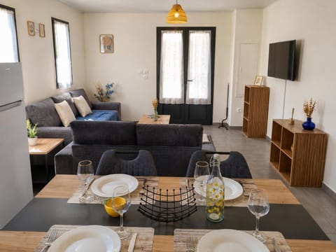 Living room, Food and drinks, Dining area