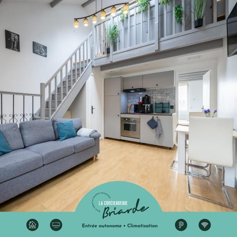Communal lounge/ TV room, Living room, concierge, kitchen, air conditioner