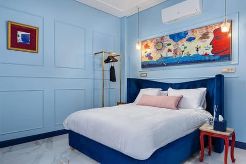 Bed, Photo of the whole room, Decorative detail, Bedroom, air conditioner