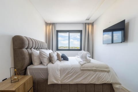 Bed, TV and multimedia, Decorative detail