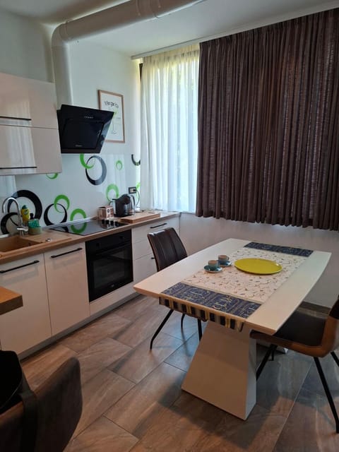 Kitchen or kitchenette, Dining area, stove