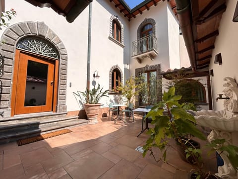 Patio, Facade/entrance