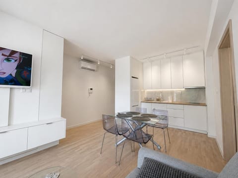 TV and multimedia, Kitchen or kitchenette, Living room, Seating area, Dining area, air conditioner