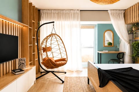 Bed, TV and multimedia, Photo of the whole room, Seating area, Bedroom
