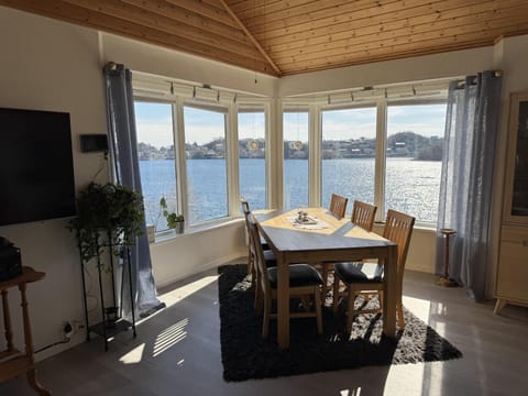 Natural landscape, TV and multimedia, View (from property/room), Living room, Seating area, Dining area, Sea view