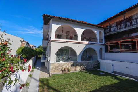 Property building, Spring, Day, Garden, Garden view