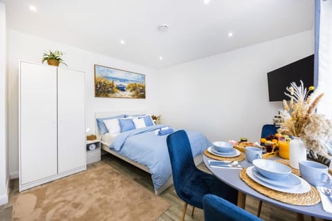 Bed, TV and multimedia, Dining area, Bedroom