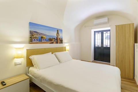Bed, Bedroom, air conditioner