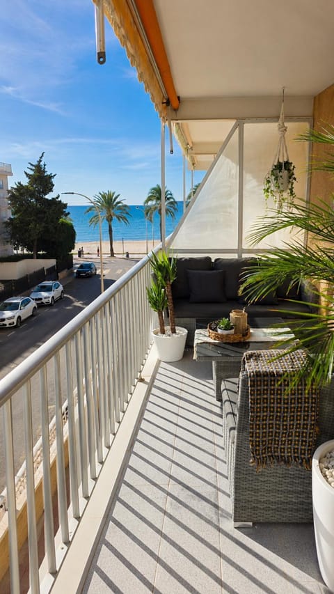 View (from property/room), Balcony/Terrace, Seating area, Sea view