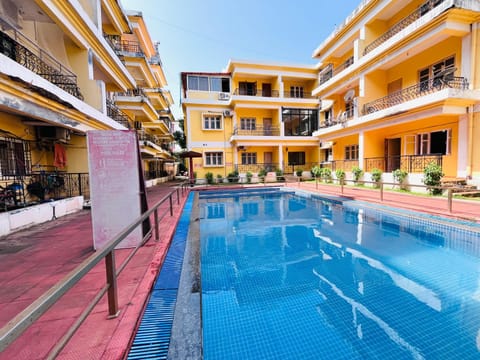 Property building, Patio, Day, Pool view, Swimming pool, sunbed