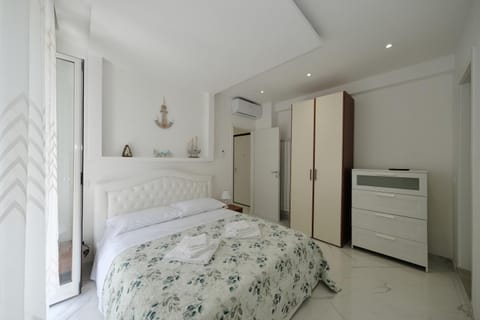 Bed, Bedroom, wardrobe, air conditioner