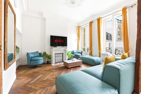 Communal lounge/ TV room, TV and multimedia, Living room, Seating area, Evening entertainment