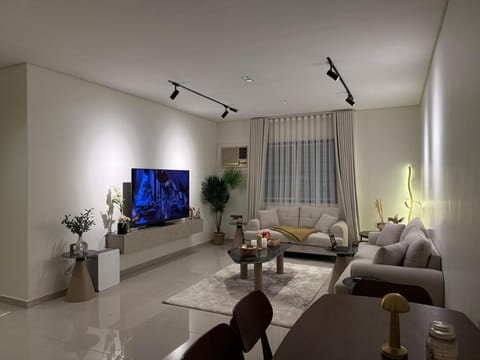 TV and multimedia, Living room, Seating area, Evening entertainment