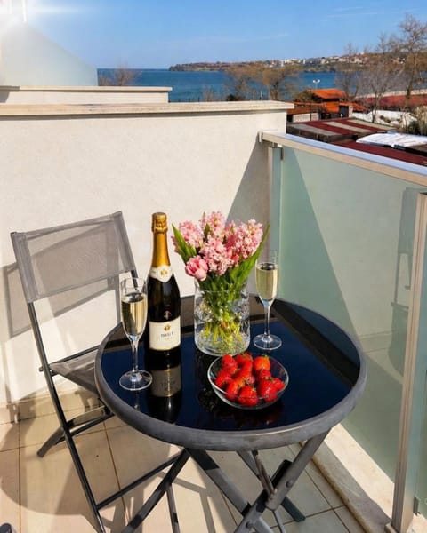 Balcony/Terrace, Food and drinks