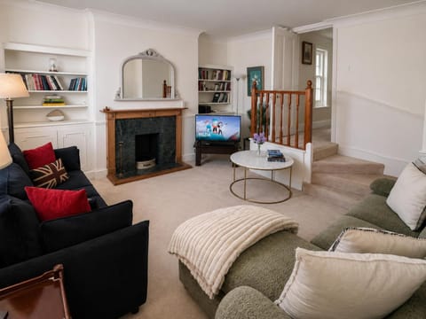 Property building, TV and multimedia, Living room, Decorative detail, Seating area, flat iron, heating, internet