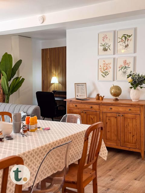 Seating area, Dining area