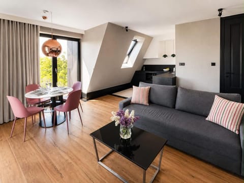 Kitchen or kitchenette, Living room, Seating area, Dining area