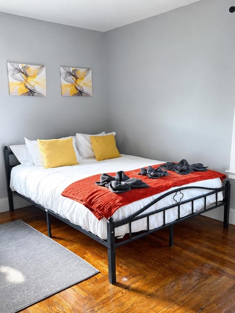 Bed, Photo of the whole room, Bedroom, towels