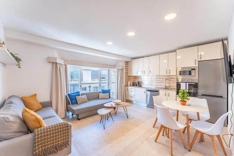 TV and multimedia, Kitchen or kitchenette, Living room, Seating area, Dining area, dishwasher, oven, stove