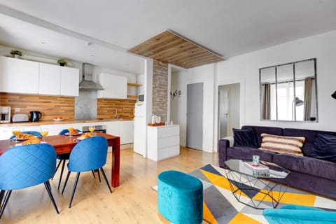 Kitchen or kitchenette, Living room, Seating area, Dining area, oven, stove