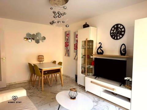 TV and multimedia, Living room, Seating area, Dining area