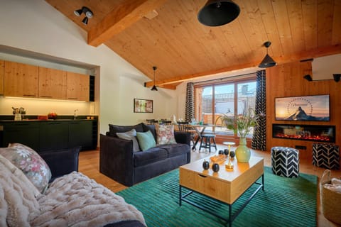 Communal lounge/ TV room, Winter, TV and multimedia, Living room, Seating area, Evening entertainment