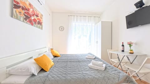 Bed, Photo of the whole room, Seating area, Bedroom, towels