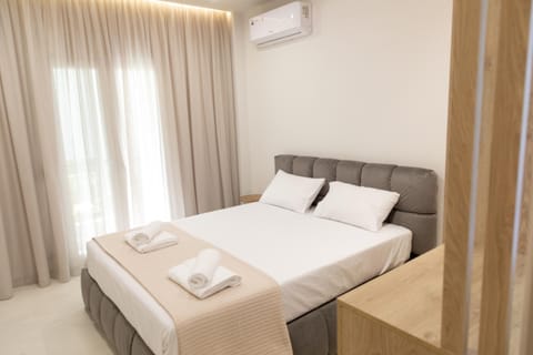 Bed, Bedroom, towels, air conditioner