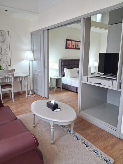 Communal lounge/ TV room, Bed, TV and multimedia, Living room, Photo of the whole room, Seating area, Evening entertainment, Bedroom, hair dresser