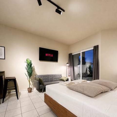 Bed, TV and multimedia, Photo of the whole room, Evening entertainment